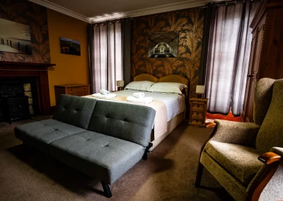 Second bedroom at Thorshaven Apartment with a fireplace and sofa bed